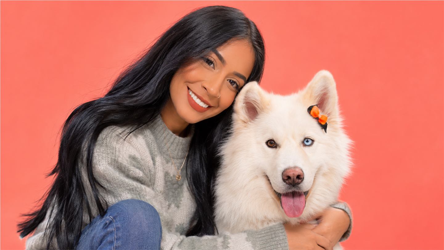 Persona con perro blanco para llavero personalizado